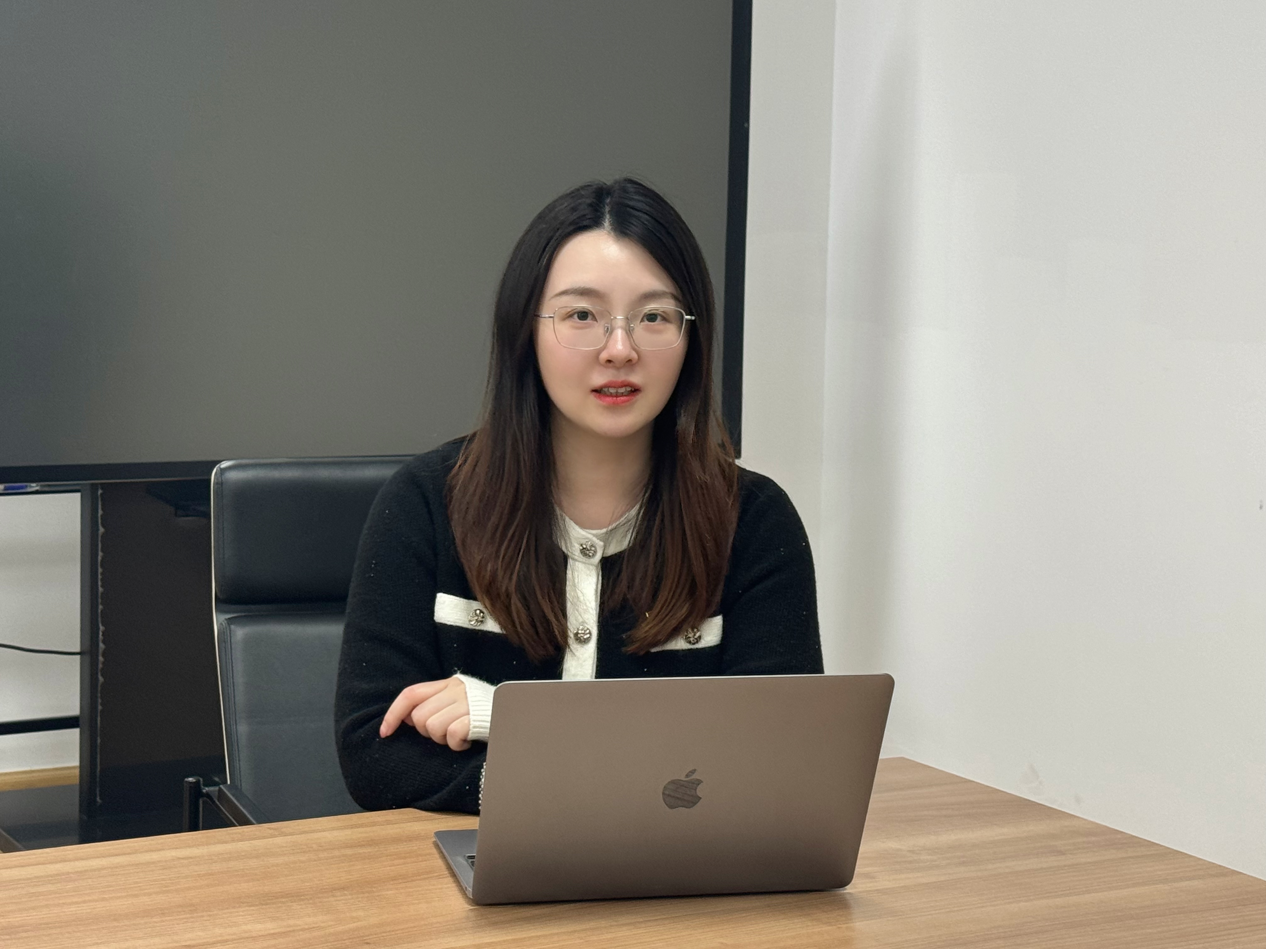 支部书记王旭代表支部委员会作述职报告.jpg 支部书记王旭代表支部委员会作述职报告.jpg