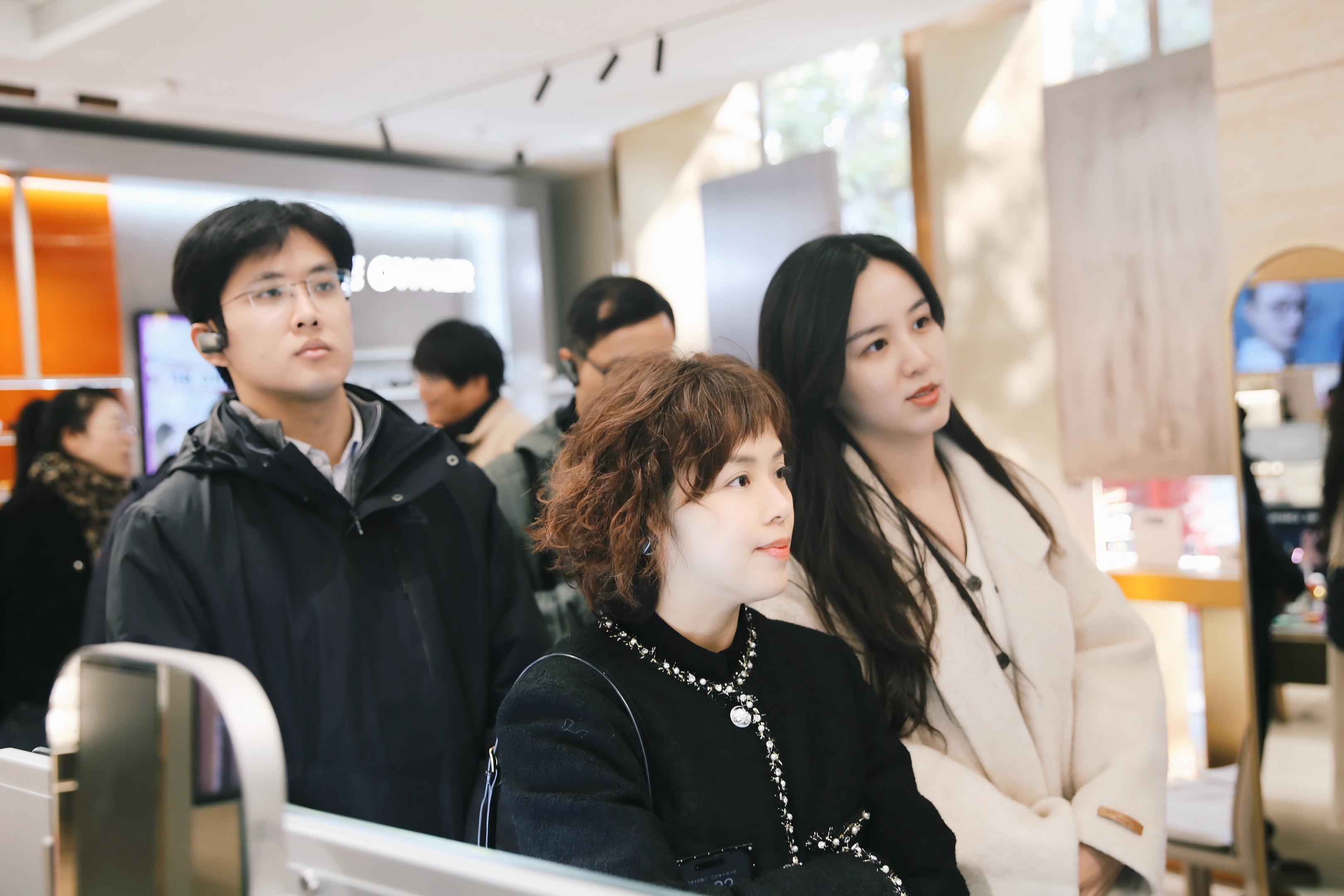 参观淮海路商圈-5.jpg 参观淮海路商圈-5.jpg