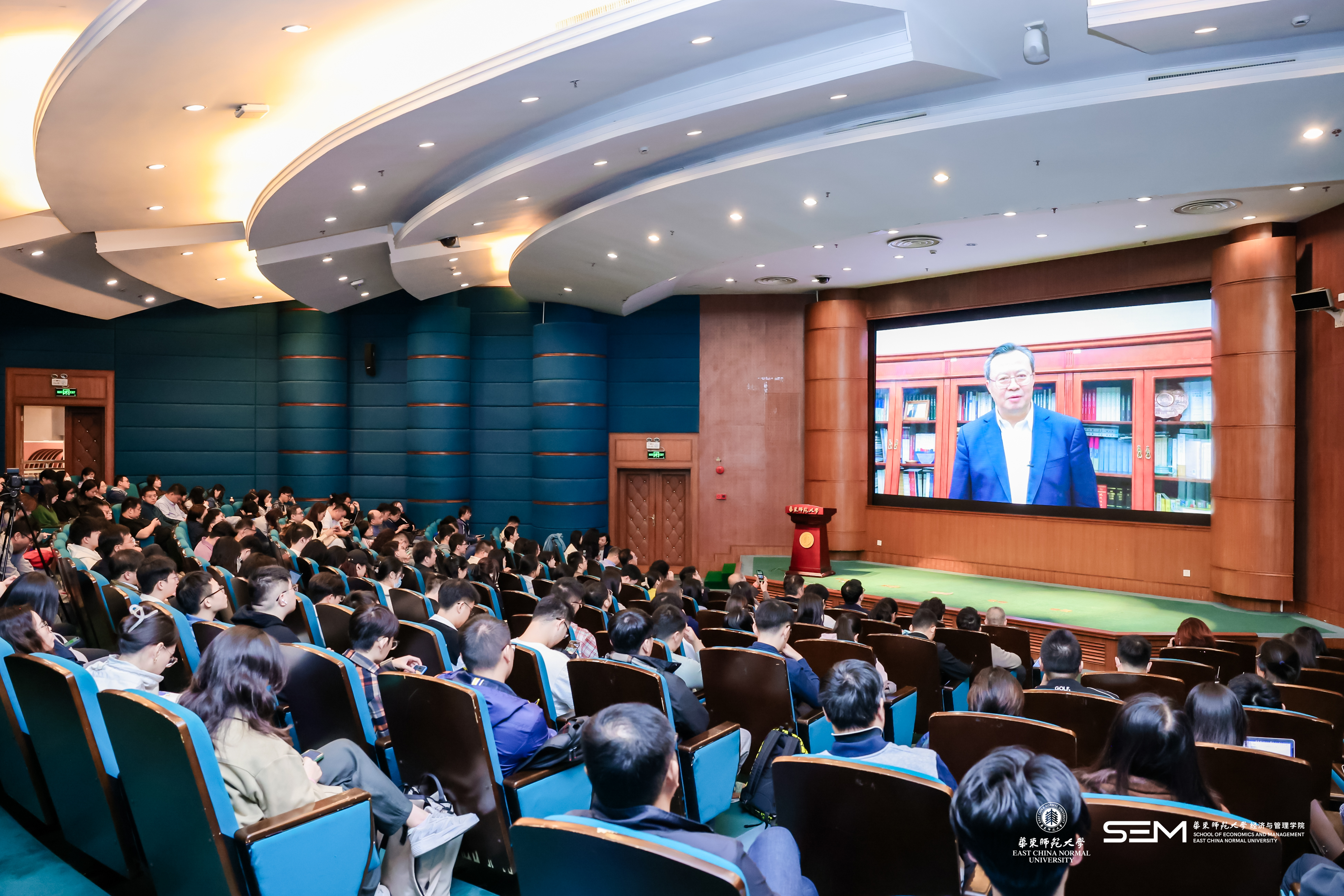 讲坛现场.jpg 讲坛现场.jpg